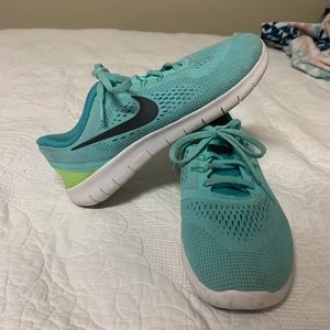 Women’s Nike free run tennis shoes